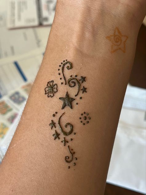 Simple Henna Bracelet, Wrist Drawings Simple, Small Henna Tattoos Wrist, Henna Designs With Initials, Cute Things To Draw On Ur Hand, Henna Designs Hibiscus, Beachy Henna Ideas, Henna Hip Tattoo, Henna Designs Easy Flower