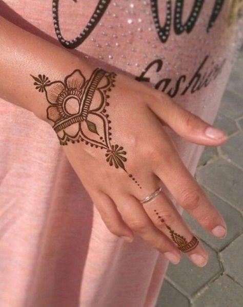 simple Henna designs, minimal henna designs, henna designs for kids, henna designs for hand, henna Designs palm, simple henna designs for beginners, henna designs for hand easy, mehndi designs, wedding henna designs, henna hand designs Henna Design Beginner, Forearm Mehendi Design, Mendhi Tattoo Design, Henna Wrist Designs, Henna Tattoo Designs Hand Simple, Simple Easy Henna Designs, Henna Main Simple, Henna Designs Simple Easy, Henna Designs Hand Simple