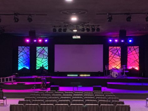 Coroplast Stage Design, Cool Stage Design, Church Backdrop Stage Design, Stage Set Up, Church Backgrounds Stage Design, Stage Lighting Ideas, Modern Stage Design, Modern Church Stage Design, Youth Room Ideas Church