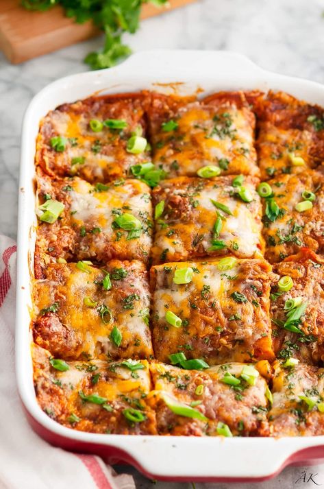 Vegetarian Black Bean Enchilada Casserole (Video) - Aberdeen's Kitchen Black Bean Enchilada Casserole, Veggie Enchilada Casserole, Bean Enchilada Casserole, Burger Vegetarian, Sandwich Vegetarian, Veggie Enchiladas, Vegan Casserole, Black Bean Enchiladas, Enchilada Casserole Recipes