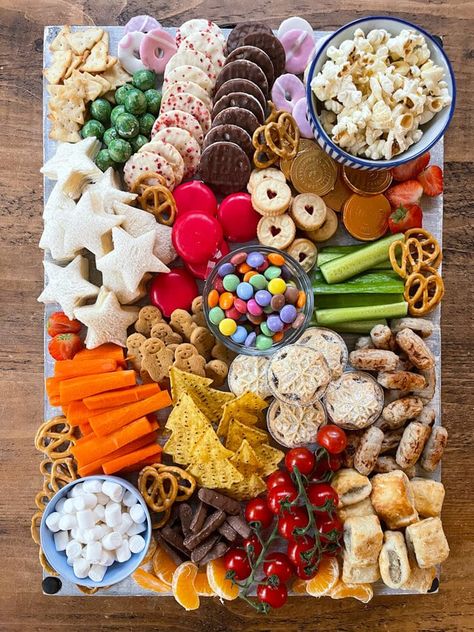 Kids Christmas Party Platter Easy Food Platters, Kids Party Platters Ideas, Xmas Party Food For Kids, Christmas Themed Kids Food, Christmas Kid Charcuterie Board, Kids Graze Board, Kids Snack Platter Ideas, Children’s Party Food Ideas, Appetizer For Kids Party