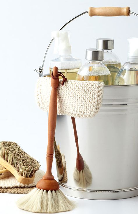 Make the dreaded activity of spring cleaning and deep cleaning your home a much easier chore with our total house cleaning hacks and tricks. We will help you cut down on cleaning and scrubbing time by giving you recipes for hardworking homemade cleaners and how to efficiently clean your home by splitting it into cleaning zones. How To Deep Clean Your House, Deco Marine, Cleaning Painted Walls, Fall Cleaning, Glass Cooktop, Vinegar Cleaning, Deep Cleaning Tips, Deco Retro, Diy Cleaners