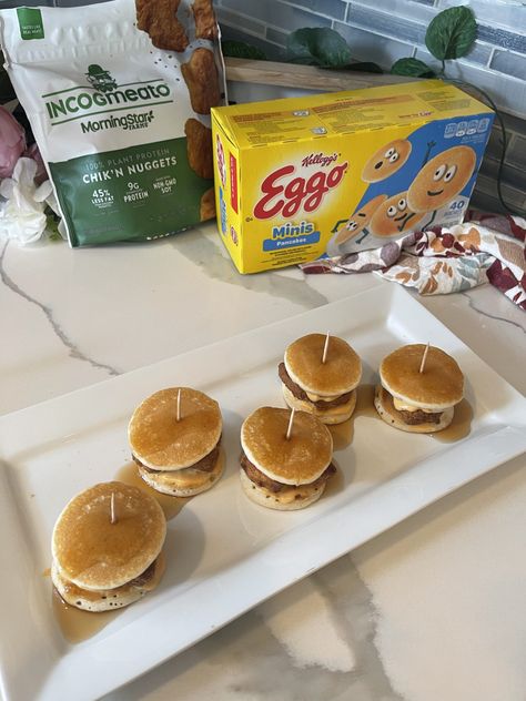 Pancake Sliders - Easy Home Meals Eggo Mini Pancakes, Pancake Sliders, Easy Home Meals, Sliders Easy, Hamburger Sliders, Freeze Pancakes, Honey Dressing, Tortellini Salad, Nuggets Recipe