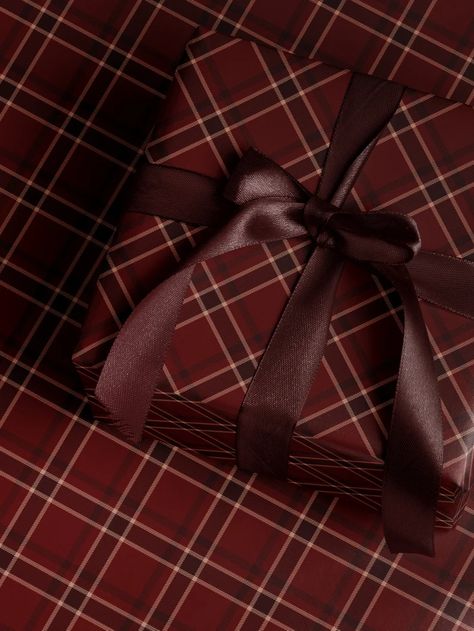 Decorate Accents Tartan Christmas Wrapping, Classy Christmas Gift Wrapping, Elegant Christmas Wrapping Paper, Aesthetic Christmas Gift Wrapping, Christmas Wrapping Ideas Red, Birthday Wrapping Ideas For Men, Fancy Christmas Wrapping, Brown Gift Wrapping Ideas, Christmas Wrapping Paper Aesthetic