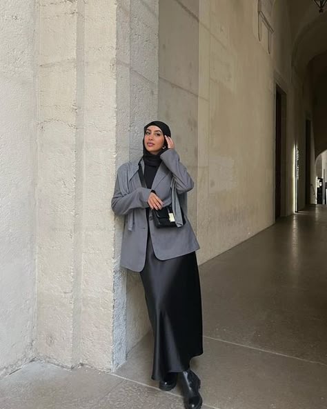 Outfit Jupe Satin, Elegant Hijab Outfit, Hijab Style Outfits, Modest Girly Outfits, Outfit Modest, Estilo Hijab, Modest Casual Outfits, Hijabi Outfit, Lawyer Outfit