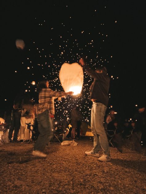 Floating Lanterns Couple, Lantern Couple Photoshoot, Festival Couple Aesthetic, Couples Night Aesthetic, Date Places Aesthetic, Floating Lanterns Aesthetic, Lantern Festival Couple, Lantern Proposal, Couple Night Out Aesthetic