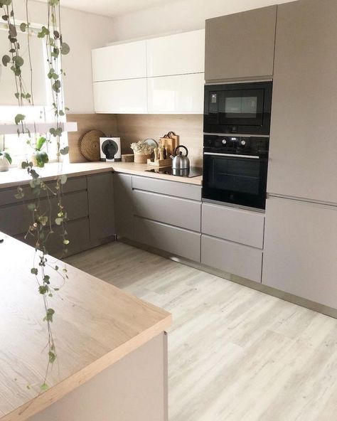 White And Wood Interior Design Modern, Kitchen Interior Wooden Floor, Wooden Flooring Kitchen Modern, White And Wooden Kitchen Modern, Wooden Worktop Kitchen Modern, Light Colours Kitchen Ideas, Neutral And Wood Kitchen, Kitchen Design With Wooden Floor, Wood And White Kitchen Modern