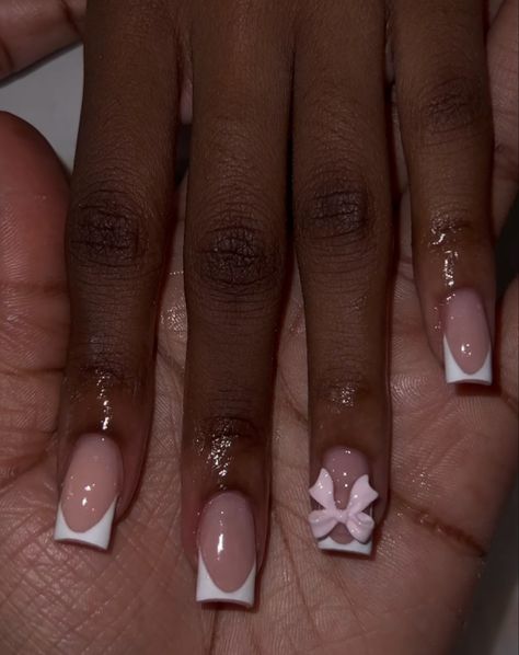 Nails W Bow Charm, Acrylic Nails Ideas Winter Simple, Short Acrylic Nails With Bow, Short Nails With Bow Charm, French Tips With Bow Charm, Short Acrylic Nails Charms, Classy Square Acrylic Nails, Short Nail Designs With Charms, Bow Nails Short