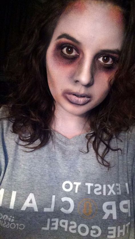 Simple zombie makeup Zombie Women Makeup, Easy Halloween Zombie Makeup, Zombie Man Makeup, Zombie Makeup Realistic, Zombie Cop Makeup, Thriller Makeup Zombie, Light Zombie Makeup, Zombie Look Halloween, Zombie Makeup Ideas Scary