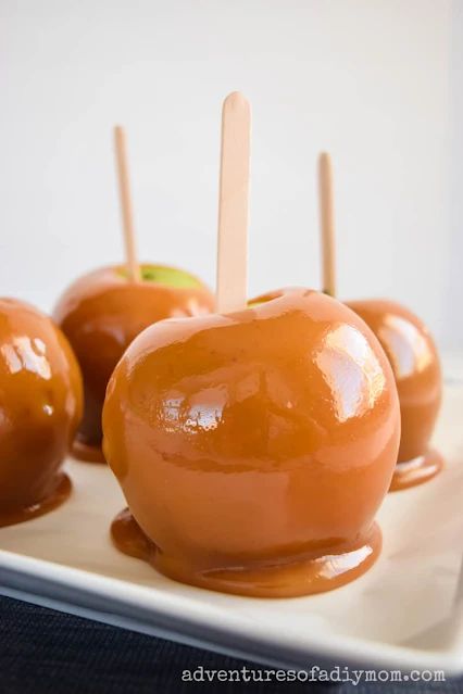 The BEST homemade caramel apples recipe! PLUS tips and tricks for caramel apples. Mini Caramel Apple Dippers, Diy Caramel Apples Easy, Carmel Apples Recipes Easy, Kilwins Caramel Apples Recipe, Candy Apple Caramel Recipe, Kraft Caramel Apples, Caramel For Apples Recipe, Home Made Caramel Apples, Melting Caramel Squares