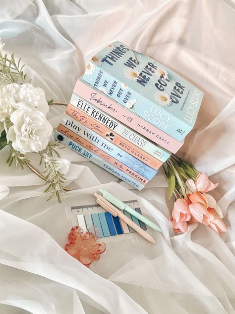 Instagram Flatlay Ideas, Spring Book Aesthetic, Pastel Book Aesthetic, Colorful Bookstagram, Bookish Flatlay, Bookish Ideas, Best Friend Book, Bookstagram Aesthetic, Book Flatlay