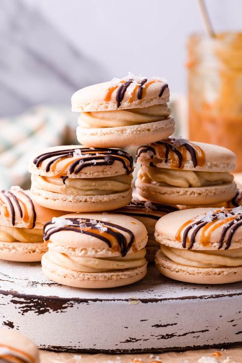 Irresistible homemade salted caramel macarons!!! Classic French macaron shells, with crisp and crunchy outside, and soft and chewy inside, filled with salted caramel swiss meringue buttercream and topped with sea salt flakes. Discover how easy it is to make this iconic treat at the comfort of your own home! Tips for success & video included! Macaron Flavors, French Macaroons, Macaroon Recipes, Swiss Meringue Buttercream, Thumbprint Cookies, Macaron Recipe, Gluten Free Treats, Adobo, Gluten Free Cookies