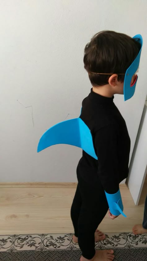 Shark costume Whale Costume Diy, Diy Dolphin Costume, Shark Costume Diy, Kids Shark Costume, Diy Shark Costume, Shark Makeup, Shark Costume Kids, Starfish Costume, Fantasia Diy