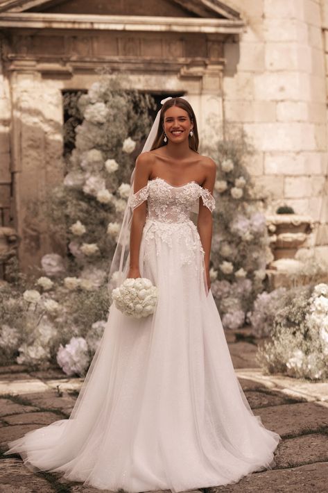 Boho Elegant Wedding Dress, Wedding Dress Inspo Elegant, Wedding Dresses 2025, Wedding Dress Modern, Ivory Wedding Gown, Fairy Tale Wedding Dress, Pretty Wedding Dresses, Exquisite Gowns, Bridal Elegance