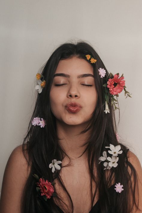 Creative Birthday Self Portraits, Birthday Pic With Flowers, Flowers Self Portrait, Flowers In Hair Photoshoot Laying Down, Flower Self Portrait Photography, Photoshoot Idea With Flowers, Self Portrait Photography With Flowers, Cute Flower Photoshoot, Flower Birthday Photoshoot Ideas