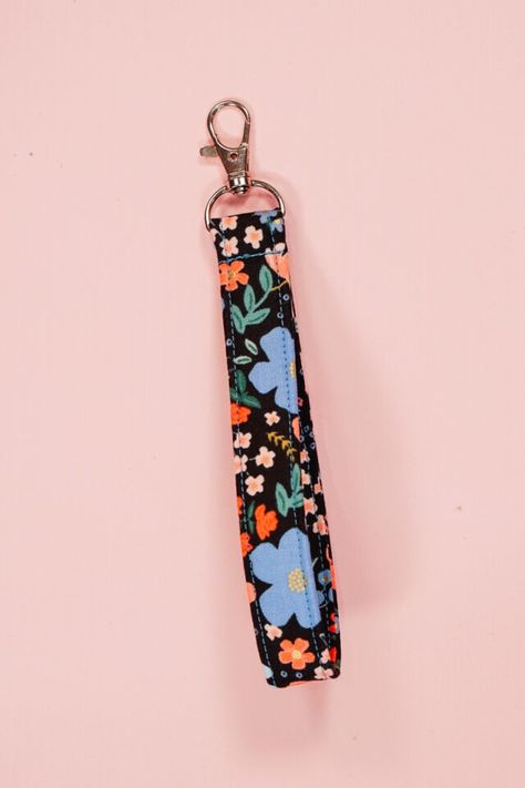 Learn how to sew a key fob with a free sewing pattern. This beginner sewing project is a great handmade gift that uses scrap fabric. Sewing Ideas Aesthetic, Key Fob Pattern, Diy Key Fob, Key Fobs Diy, Gift Ideas Craft, Wristlet Patterns, Sewing Gift Ideas, Fabric Key Fob, Craft Gift Ideas