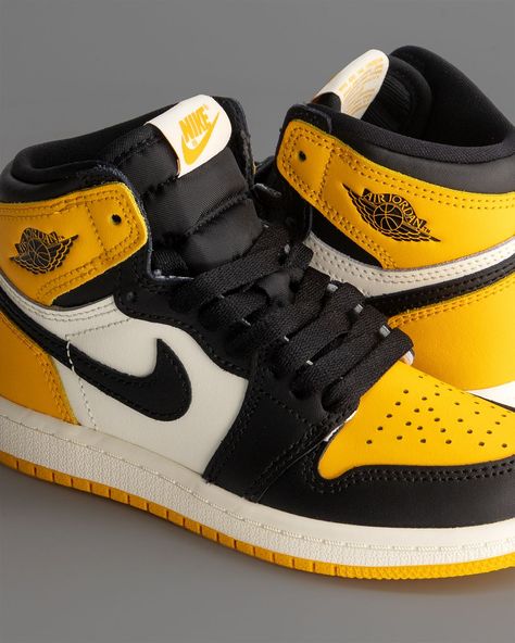 Jordans Yellow, Yellow Jordans, Tenis Nike Jordan, Jordan 1 Yellow, Creative Bookcases, Sporty Shoes, Nike Shoes Girls, Nike Fashion Shoes, Black Nike Shoes