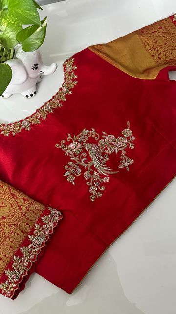 Maggam Blouse Back Neck Designs, High Neck Blouse Maggam Work, High Neck Blouse Designs Maggam Work, New Simple Maggam Work Designs, Banaras Blouse Work Designs, Neck Maggam Work Blouses, Blouse Not Designs, Blouse Work Designs Embroidery, Boat Neck Work Blouse Designs