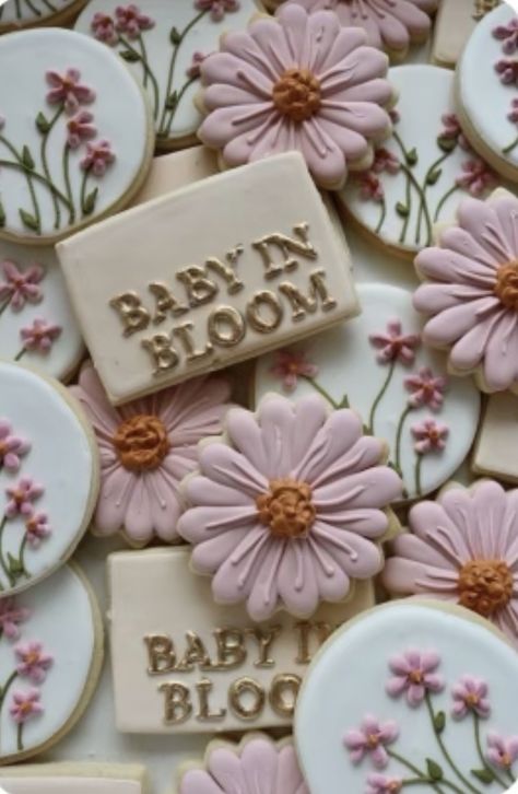 Baby In Bloom Cookies, Daisy Cookies, Spring Baby Shower Themes, Baby Lunch, Daisy Baby Shower, Girl Shower Themes, Baby Shower Theme Decorations, Wildflower Baby Shower, Baby In Bloom