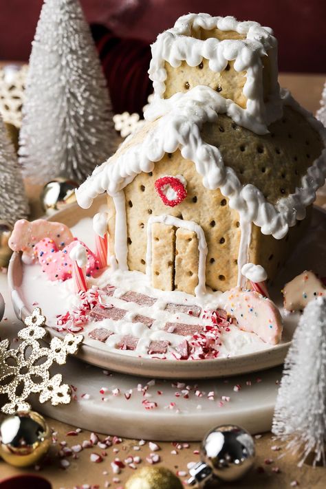 Pop Tart Gingerbread House - Baran Bakery Pop Tart Gingerbread House Christmas, Poptart Houses, Poptart Gingerbread House Ideas, Poptart Gingerbread House, Pop Tart House, Poptart Gingerbread Houses, Pop Tart Gingerbread House, Chocolate Pop Tarts, Christmas Smoothies