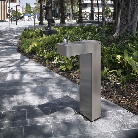 Flinders Street - Drinking Fountain Concrete Bench Outdoor, Drink Fountain, Outdoor Drinking Fountain, Drinking Water Fountain, Fountain Park, Water Fountain Design, Concrete Casting, Fountain Drink, Water Station