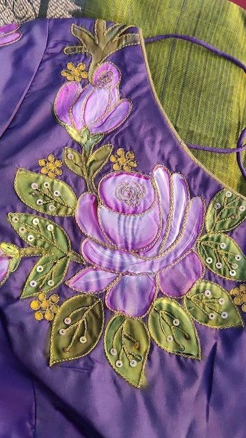 Blouse Painting Designs Indian, Blouse Hand Painting Designs, Embroidery Work On Kurti, Painting On Blouse, Fabric Penting Design, Hand Painted Blouse Designs, Fabric Painting Blouse Designs, Hand Painted Lehenga, Thanjavur Painting On Blouse