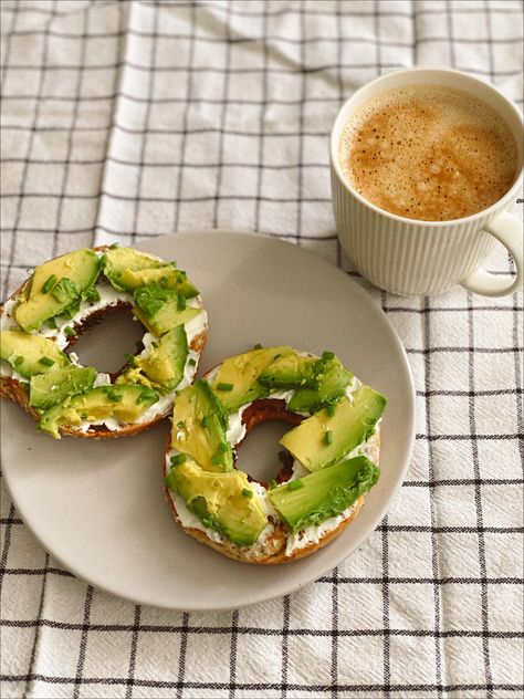 Avocado Cream Cheese Bagel, Breakfast With Bagels, Avocado Bagel Recipes, Bagel Breakfast Ideas Healthy, Breakfast Ideas With Bagels, Cream Cheese Bagel Ideas, Bagels Breakfast Ideas, Healthy Bagel Breakfast, Avocado Bagel Breakfast