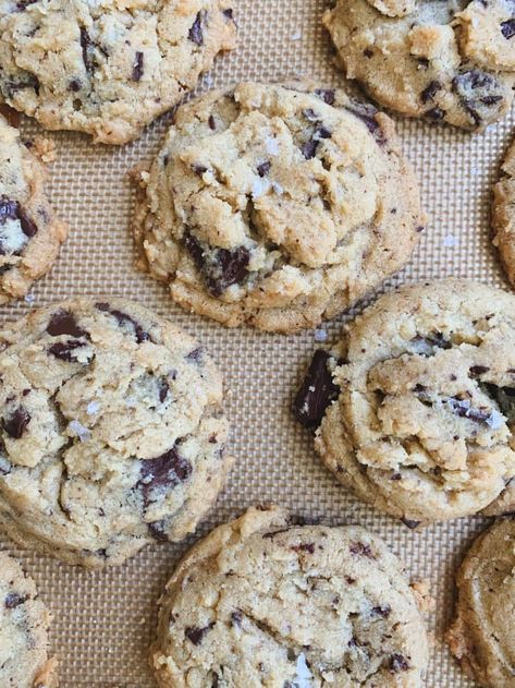 Krolls Korner Chocolate Chip Cookies, $250 Cookie Recipe, Choc Chip Cookie Recipe, Claire Ptak, Egg Cookies, Salted Chocolate Chip Cookies, Crumbl Cookies, Choc Chip Cookies, Chocolate Chip Cookie Recipe