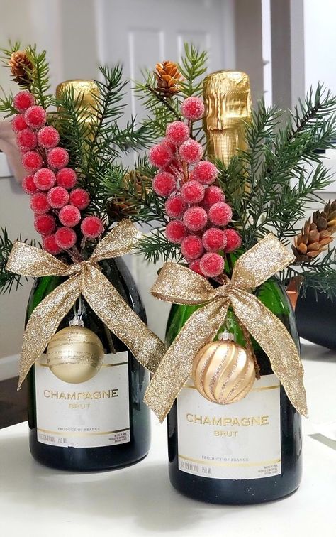 Host Christmas Gift, Gift Centerpiece Ideas, Home Office Christmas Decorations, Christmas Wine Basket Ideas, Modern Christmas Centerpieces For Table, Christmas Office Gifts Coworkers, New Christmas Decor Ideas 2023, Dinning Room Christmas Decorations, Christmas Party Hostess Gift Ideas