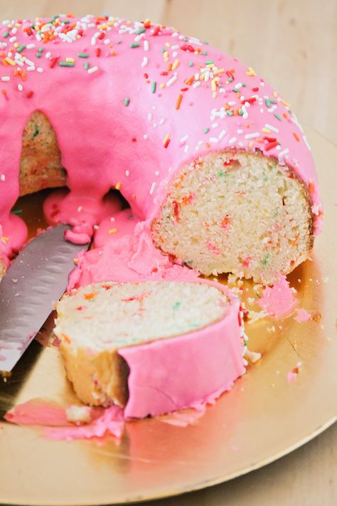 Giant Donut Cake, Joy Birthday, Donut Birthday Cake, Giant Donut, Doughnut Party, Donut Cake, Birthday Donuts, Donut Birthday, Doughnut Cake