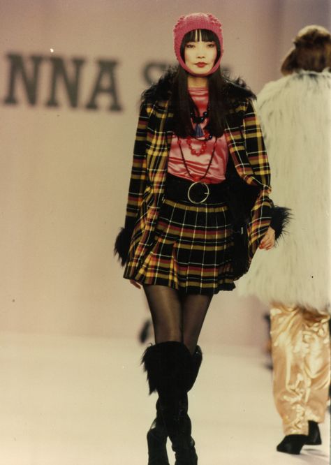 Anna Sui Fall 1994 #clueless #cherhorowitz #halloween #halloweeninspo Vivienne Westwood Runway 90s, Anna Sui 90s, 1994 Aesthetic, Vivienne Westwood Clothes, Anna Sui 1994, Anna Sui Runway, 90s High Fashion, Anna Sui Accessories, Vivienne Westwood Fall 1995