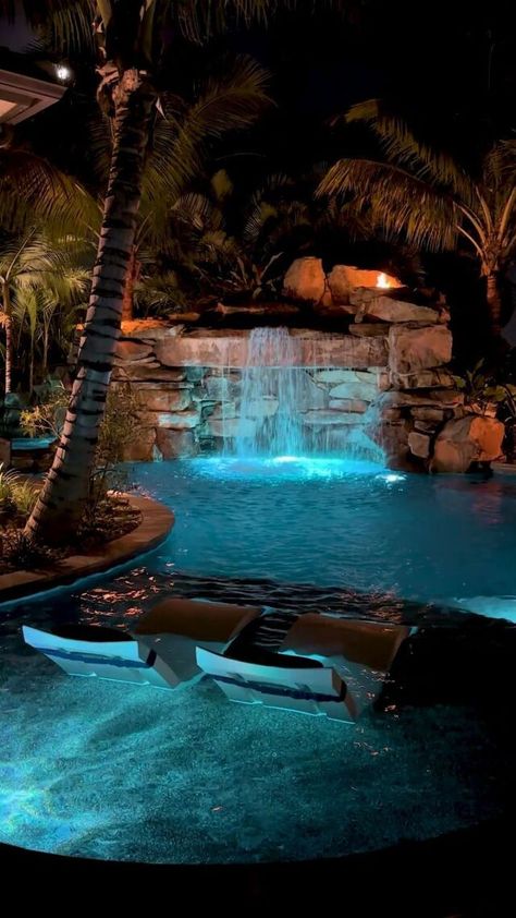 Huge Swimming Pools Backyard, Massive Pools Dream Houses, Pool With Big Backyard, Luxury Outside Pool, River Pools Backyard, Pool Deck Aesthetic, Massive Garden With Pool, Lazy River Ideas, Big Pool Designs