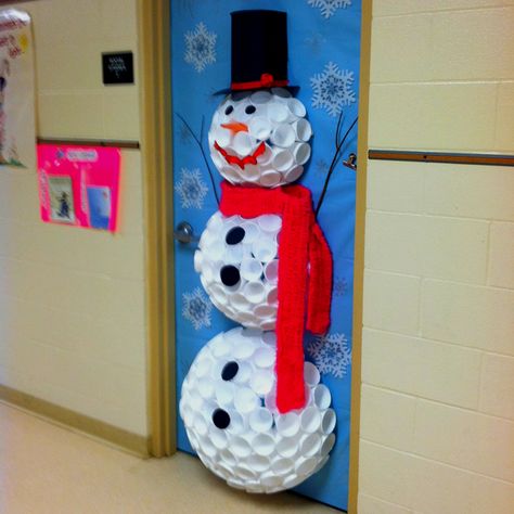 Snowman from styrofoam cups! I might have to do this!!!!! Door Decorating Contest, Snowman Door, Winter Classroom, School Doors, Styrofoam Cups, Door Decorations Classroom, Holiday Door, Christmas Classroom, Classroom Door