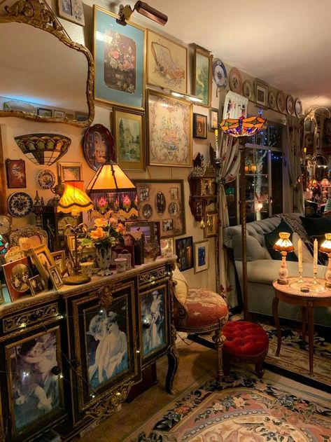 Maximumist Decor, Cluttercore Apartment, 80s Maximalism Interior, Vintage Furtinure, Maximalist House Decor, Maximalist Apartment Decor, Clutter Core Aesthetic, Maximalism House, Cluttercore Bedroom Aesthetic