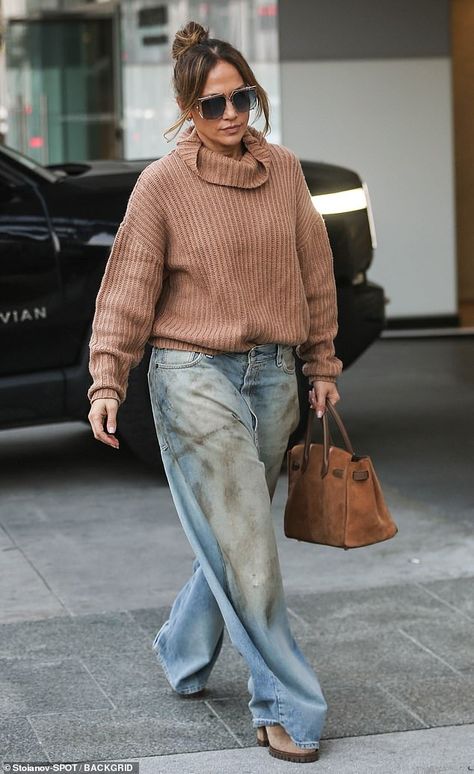 Jennifer Lopez is stylish in baggy jeans as she does holiday shopping Jennifer Lopez Winter Outfits, Jeans Baggy Outfit, Baggy Jeans Look, Jeans And Sweater Outfit, Baggy Sweater Outfits, Jennifer Lopez Style, March Outfits, Jlo Style, J Lo Fashion