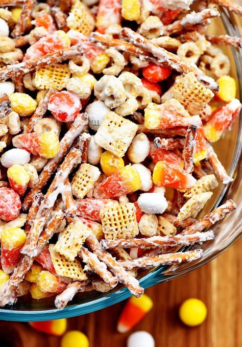 Essen, Fall Chex Mix Recipes, Halloween Chex Mix Recipes, Fall Chex Mix, Work Treats, Halloween Chex Mix, Fall Snack Mixes, Halloween Food Snacks, Halloween Snack Mix