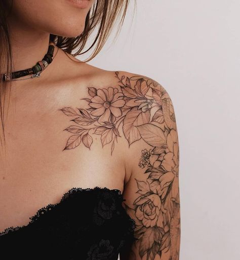 Nice💞  follow @inkalert for more beautiful tattoos!💜🖤❤️ Credit:@dianaseverinenko .⠀⠀⠀⠀⠀⠀⠀⠀⠀⠀⠀⠀⠀⠀⠀⠀⠀⠀⠀⠀⠀⠀⠀⠀⠀⠀⠀⠀⠀⠀⠀⠀⠀⠀⠀⠀⠀⠀⠀⠀⠀⠀… Floral Tattoo Shoulder, Rose Shoulder Tattoo, Feminine Tattoo Sleeves, Flower Tattoo Shoulder, Cat Tattoos, Inspiration Tattoos, Floral Tattoo Sleeve, Shoulder Tattoos, Tiny Tattoo