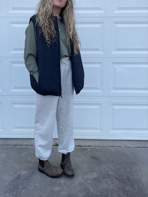 Cute Lab Safe Outfits, Nice Granola Outfits, Granola Casual Outfits, Cute Blundstone Outfits, Granola Sweatpants Outfit, Cold Outdoor Outfit, Granola College Outfits, Skater Astethic Outfits, Mid Size Granola Fashion