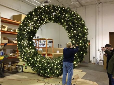 Giant Christmas Wreath, Best Outdoor Christmas Decorations, Unusual Christmas Decorations, Christmas Wreath Frames, Outdoor Christmas Decorations Yard, Outdoor Christmas Wreaths, Outdoor Christmas Diy, Large Christmas Wreath, Outdoor Christmas Tree