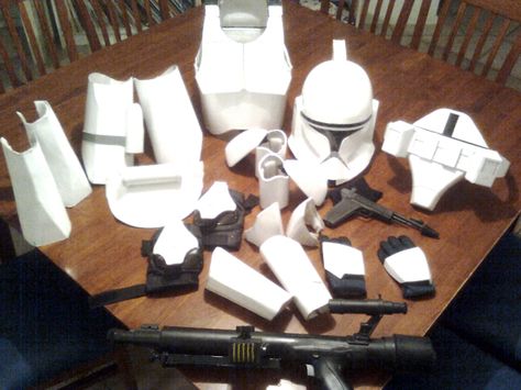 clone-trooper-cardboard-costume-parts Diy Storm Trooper Costume, Clone Trooper Costume, Diy Starwars, Clone Trooper Cosplay, Diy Armor, Star Wars Costumes Diy, Storm Trooper Costume, Knight Cosplay, Jedi Costume