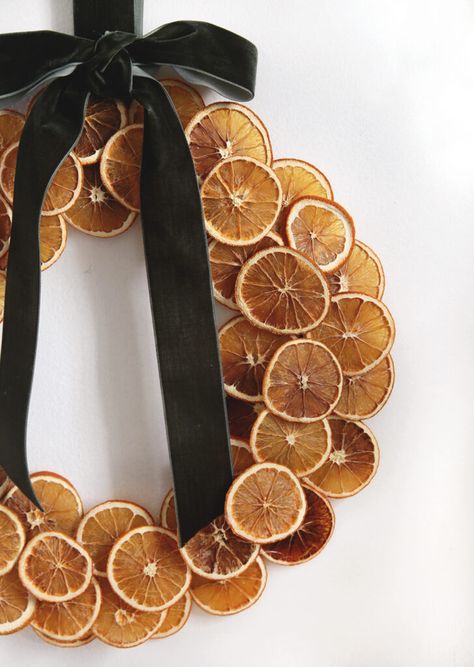 Orange Garland Wreath, Natural Wreath Making, Christmas Dried Orange Decorations, Orange Slice Wreaths For Front Door, Dried Oranges Fall Decor, Orange Slices Wreath, How To Make Holiday Wreaths, Dried Oranges Christmas Decorations, Outside Christmas Wreath