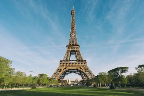 Sunrise in eiffel tower in paris, france... | Premium Photo #Freepik #photo #paris #eiffel-tower #paris-tower #eiffel Paris Background, Popular Honeymoon Destinations, Torre Eiffel Paris, Paris In Autumn, Photo Paris, Eiffel Tower In Paris, Paris Illustration, Tower In Paris, Paris Tour Eiffel