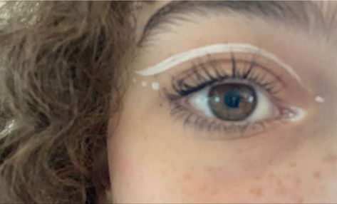 White Pencil Liner Makeup Looks, White Liner Dots, Cute White Eyeliner Looks, White Eyeliner Makeup Simple, Make Up With White Eyeliner, White Dot Makeup, White Liner Looks, White Pencil Makeup, White Eyeliner Dots