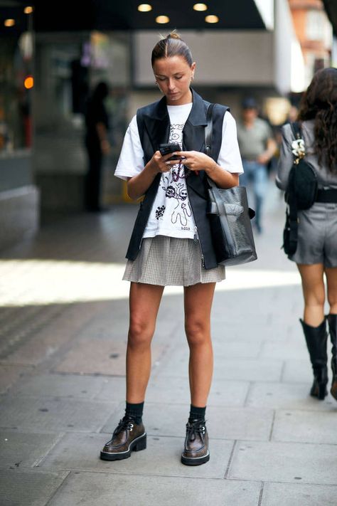 Spring Fashion London, Cool Street Fashion 2024, London Fashion Women, T Shirts Style Ideas, How To Style Black Shirt Women, London Fashion Week 2024, Cool Women Outfits, London Street Style 2024, Cool Street Fashion Summer