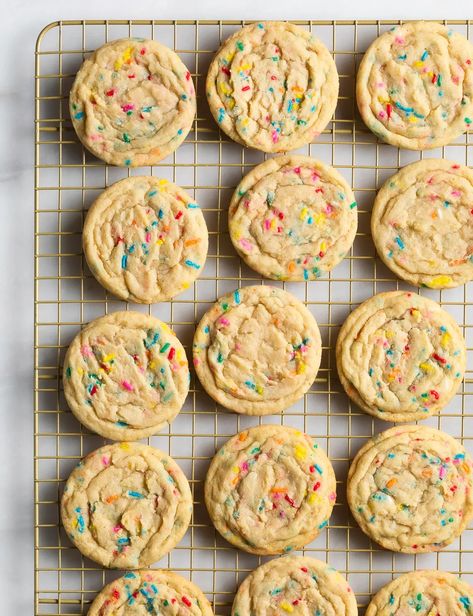 These easy funfetti sugar cookies bake up in minutes with perfectly crackled edges and soft, chewy centers. Loaded with festive rainbow sprinkles, these cookies are the perfect treat for the kid in all of us! | Browned Butter Blondie Funfetti Sugar Cookies, Funfetti Cookie Recipe, Sprinkle Cookies Recipe, Blondies Cookies, Sugar Cookies With Sprinkles, Cone Cake, Confetti Cookies, Funfetti Cookies, Cake Video