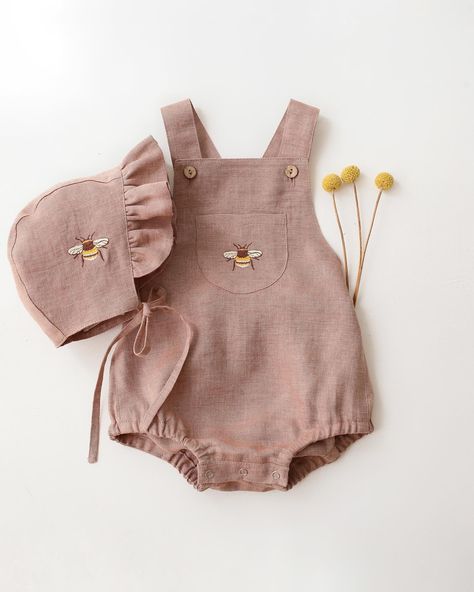 🐝 BUMBLEBEE EMBROIDERY 🐝 I am so happy you are loving our new Bumblebee embroidery 💛 it��’s just the cutest, isn’t it 💛 it fits both boys and girls outfits 💛 here featured is a lovely order with this embroidery added - Straps Pinafore and Ruffle Brimmed Bonnet in Rose Smoke linen Embroidery On Baby Clothes, Baby Clothes Embroidery, Embroidery Kids Clothes, Embroidery Baby Clothes, Bumblebee Embroidery, Clothes For Baby Girl, Fall Baby Clothes, Kids Dress Patterns