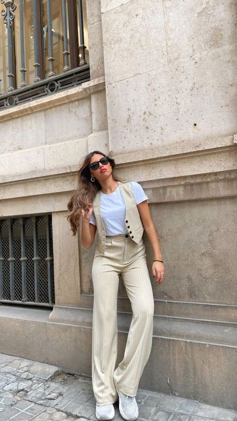 Ideas de Outfits cómodos para lucir chic en la Oficina #moda #modafemenina #femenina #cómousar #cómovestir #consejos #tendencia #juvenil #formal #trabajo #mujer #oficina #workwearstyle #workwearfashion #instagram #blogger #fashionblogger #ootd #alejarod.com Outfit Formal Verano, Semi Formal Outfits For Women Summer, Outfit Formal Mujer Juvenil, Ootd Formal, Outfit Semi Formal, Semi Formal Outfits For Women, Classy Elegant Outfits, Outfit Formal Mujer, Outfits Juvenil