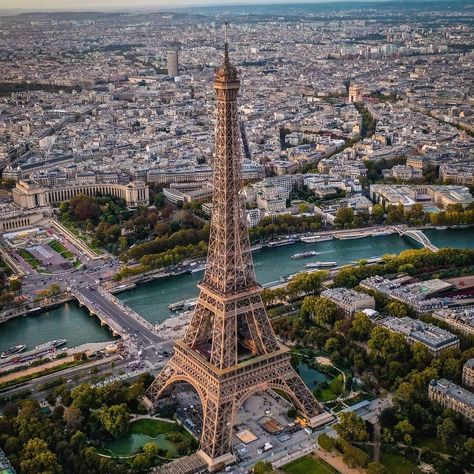 📍Paris, France 🇫🇷⁣ by @world_walkerz Have you been there?⁣ 😍🗼⁣ ⁣ ⁣ 👀🧠 Some interesting facts about the Eiffel Tower🗼: ⁣ • Completed on March 31, 1889, the tower was the world’s tallest man-made structure for 41 years. ⁣ • During cold weather the tower shrinks by about six inches. ❄⁣ • Since its opening more than 250 million people have visited the tower. ⁣ • It is possible to climb to the top, but there are 1,665 steps. Most people take the lift. ⁣ ⁣ ⁣ ⁣ ✨ follow @thewondersonearth for d France Honeymoon, French Landmarks, Torre Eiffel Paris, Top Honeymoon Destinations, Paris Vibes, Paris Wallpaper, Europe Photos, Infinity Love, Paris Photography