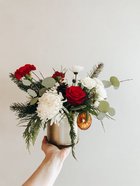 Christmas Party Flower Arrangements, Christmas Floral Vase Arrangements, Simple Winter Flower Arrangements, Small Winter Flower Arrangements, Easy Christmas Flower Arrangements, Christmas Party Floral Centerpieces, Simple Christmas Arrangements, Dried Flower Christmas Arrangements, Modern Christmas Floral Arrangements