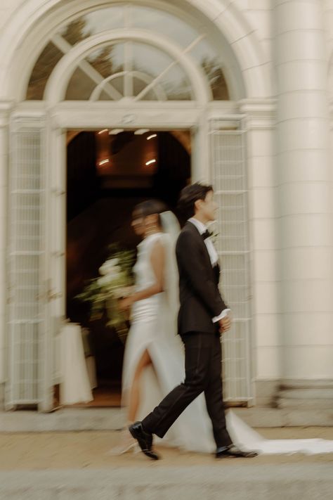 There’s nothing quite like the enchanting light of golden hour to elevate your wedding photos. This perfect time of day adds a warm, romantic glow, creating stunning backdrops for unforgettable moments. Prospect Park Boathouse Wedding, Timeless Fall Wedding, Amsterdam Wedding, Editorial Wedding Photos, Boathouse Wedding, Wedding Display, Wedding Shot, Prospect Park, October Wedding